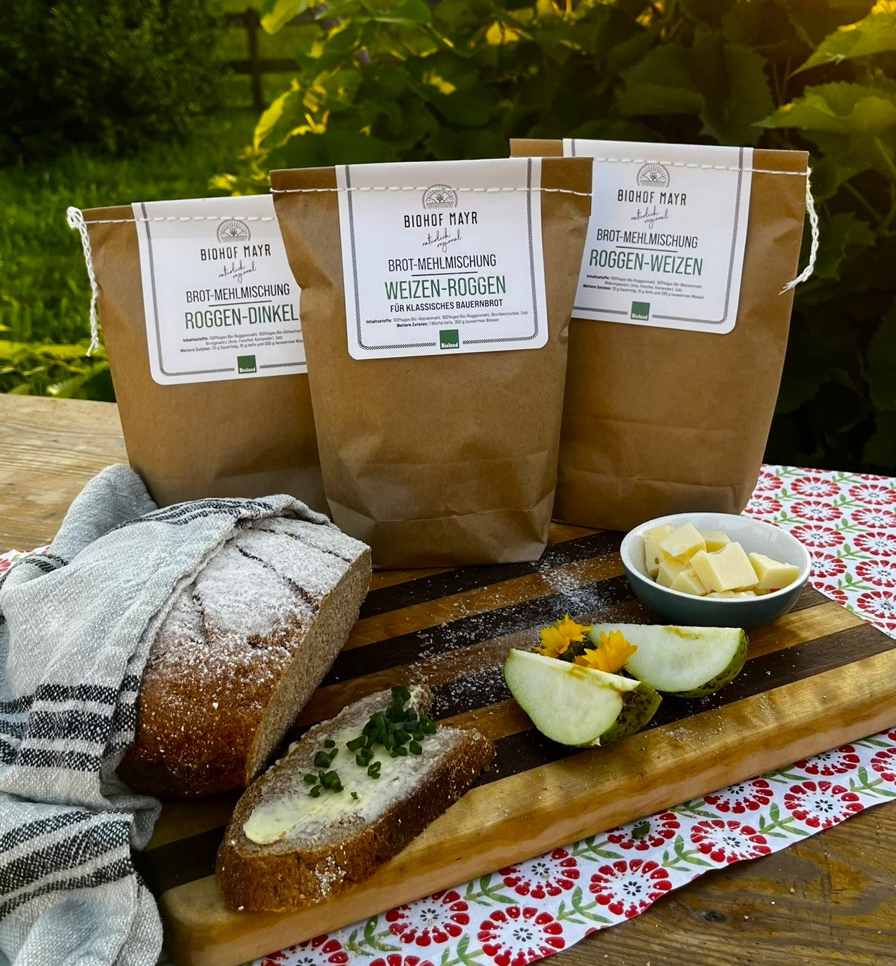 Unsere Brotbackmischungen klassisches Bauernbrot, Roggen-Dinkel und Roggen-Weizen. Purer Genuss zu Hause genießen