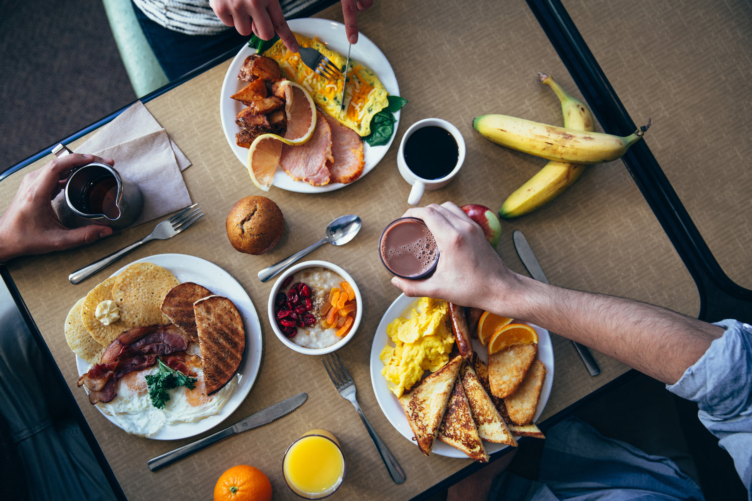 Frühstückstisch mit leckerem Frühstück